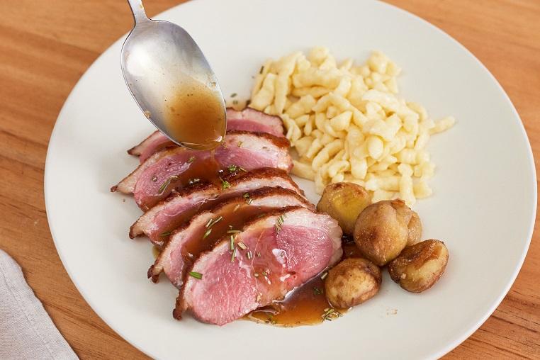 Gänsebrust an Orangensauce mit Spätzle | Lacroix