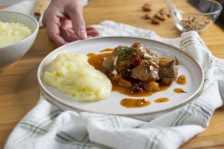Fruchtiges Lamm Ragout mit Kartoffel-Bärlauch Püree | Lacroix Fruchtiges Lamm Ragout mit Kartoffel-Bärlauch Püree | Lacroix