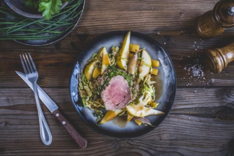 Pochiertes Kalbsfilet mit Wirsing-Birnen-Gemüse Rezept - Lacroix Pochiertes Kalbsfilet mit Wirsing-Birnen-Gemüse Rezept - Lacroix